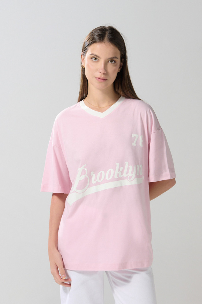 Camiseta cuello V rosada oversize con arte college