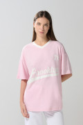 Camiseta cuello V rosada oversize con arte college