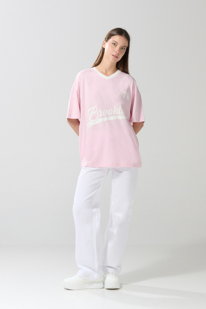 Camiseta cuello V rosada oversize con arte college