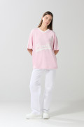 Camiseta cuello V rosada oversize con arte college