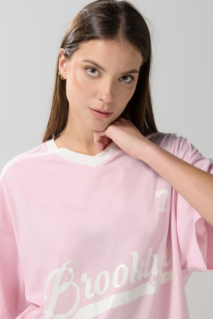 Camiseta cuello V rosada oversize con arte college
