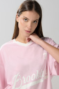 Camiseta cuello V rosada oversize con arte college