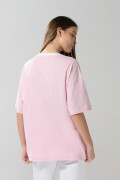 Camiseta cuello V rosada oversize con arte college