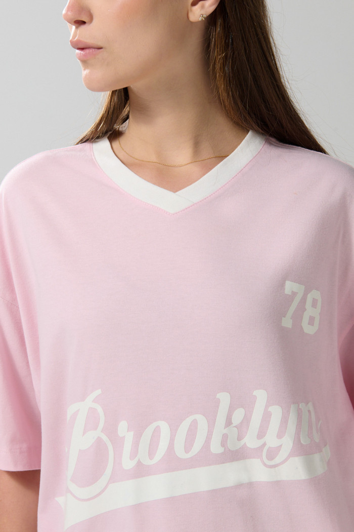 Camiseta cuello V rosada oversize con arte college