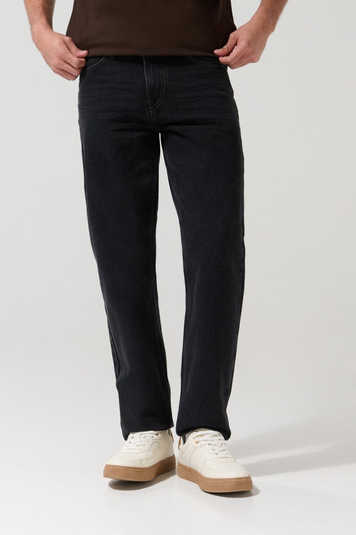 Jean 90´S tiro bajo con bota recta gris y bolsillos