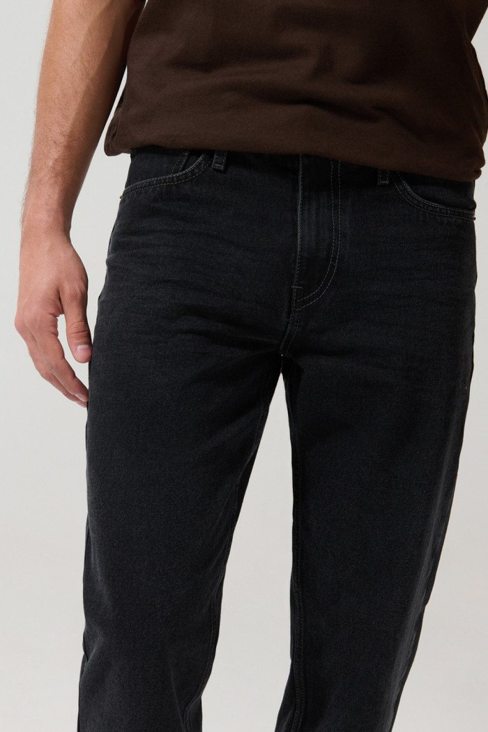 Jean tiro bajo 90´S gris oscuro con bota recta y bolsillos