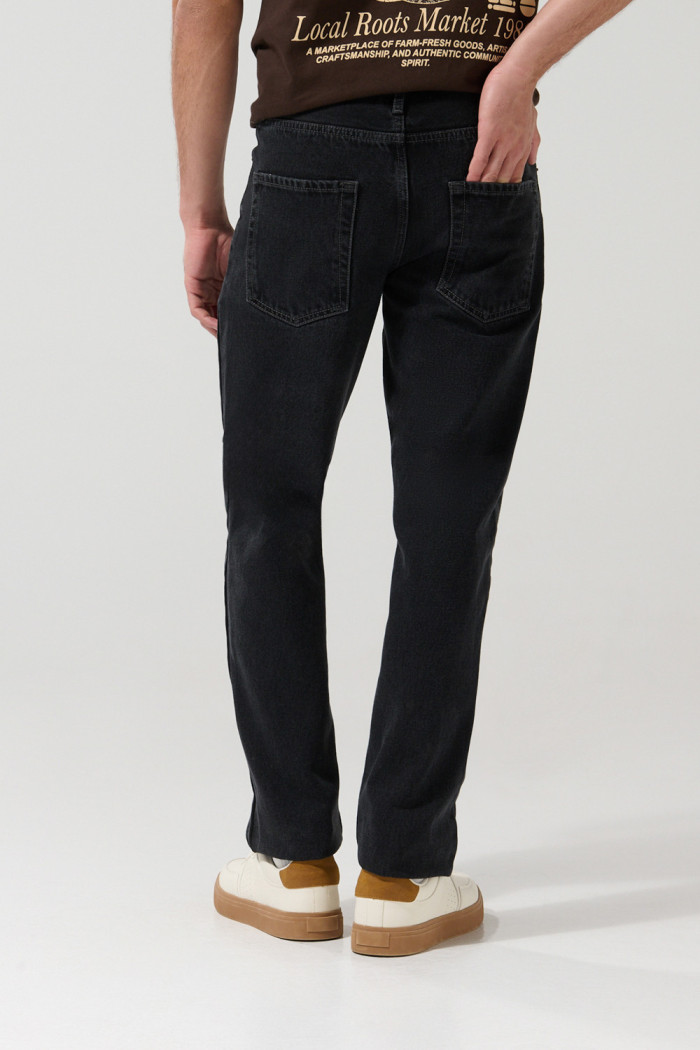 Jean tiro bajo 90´S gris oscuro con bota recta y bolsillos