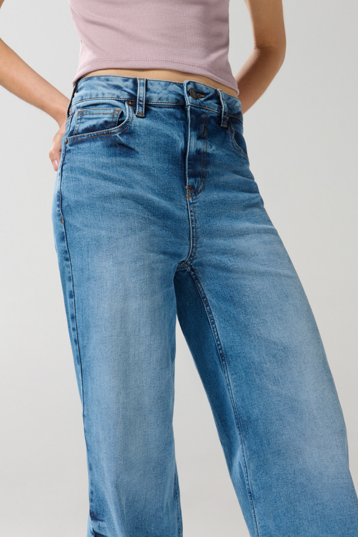 Jean tiro alto azul claro palazzo con bota ancha