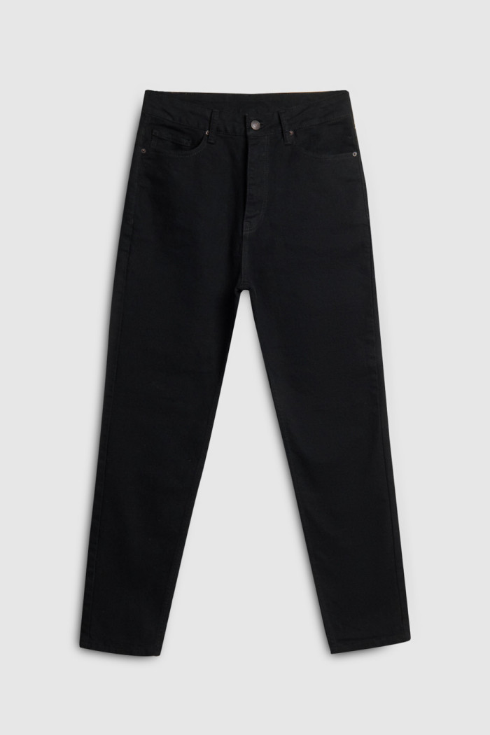 Jean súper tiro alto tipo mom negro con bota recta
