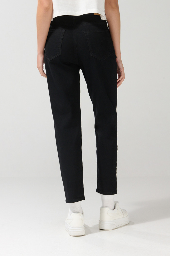 Jean súper tiro alto tipo mom negro con bota recta