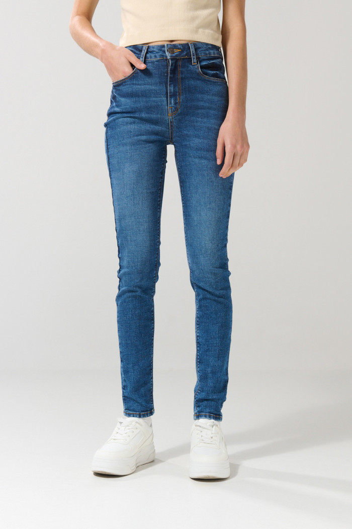 Jean azul jegging con bolsillos, desgastes y tiro súper alto