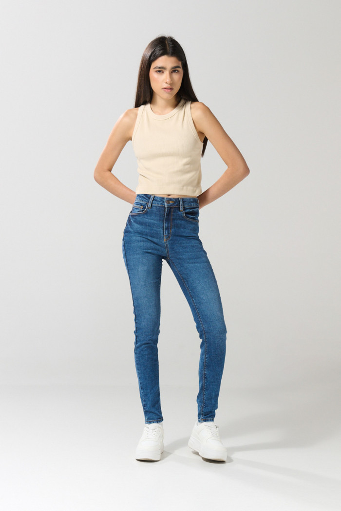 Jean azul jegging con bolsillos, desgastes y tiro súper alto