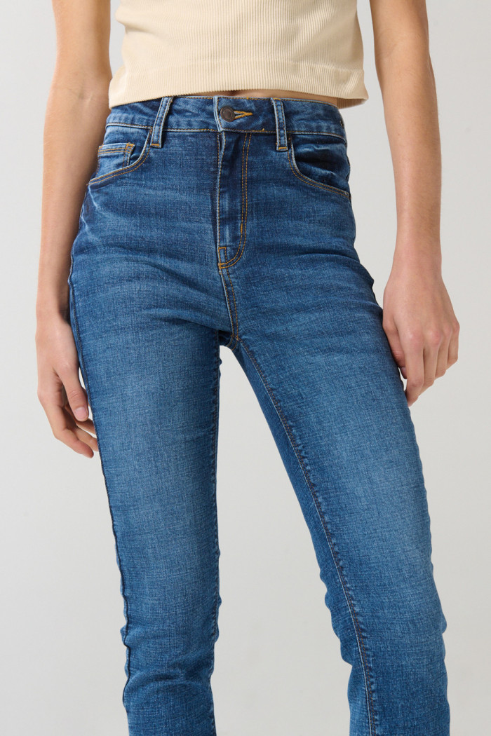 Jean azul jegging con bolsillos, desgastes y tiro súper alto