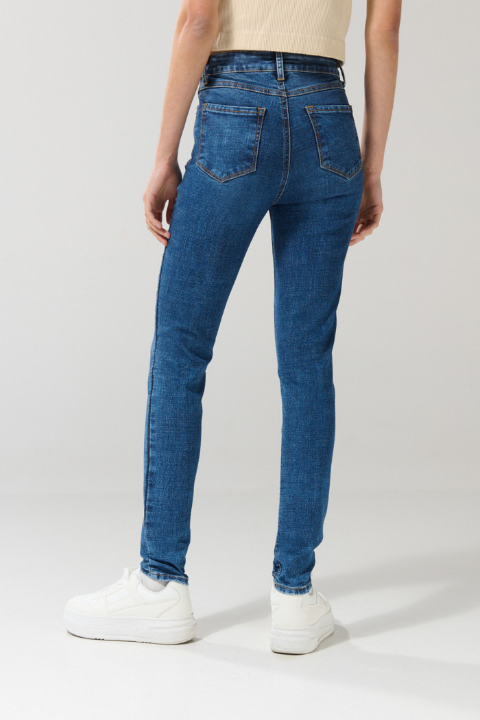 Jean azul jegging con bolsillos, desgastes y tiro súper alto
