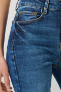 Jean azul jegging con bolsillos, desgastes y tiro súper alto