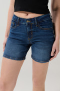 Short en jean azul con costuras en contraste y tiro medio