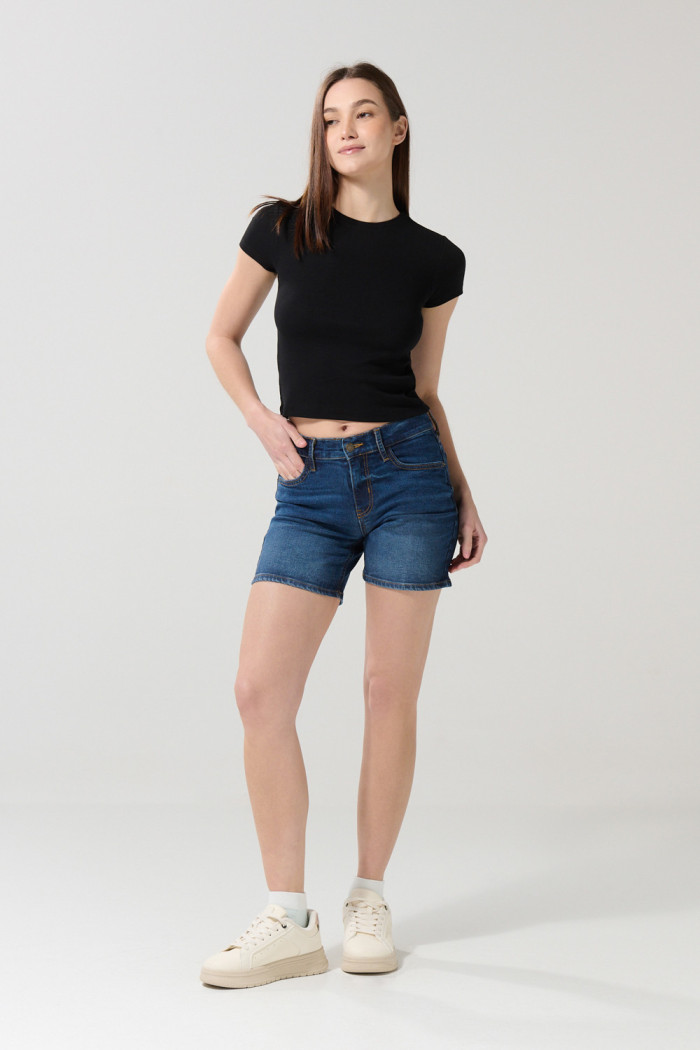 Short en jean azul con costuras en contraste y tiro medio