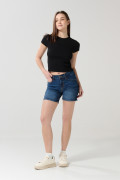Short en jean azul con costuras en contraste y tiro medio