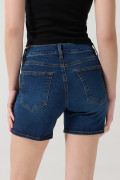 Short en jean azul con costuras en contraste y tiro medio