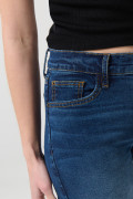 Short en jean azul con costuras en contraste y tiro medio