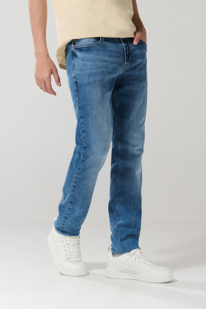 Jean azul claro tipo slim con ajuste ceñido y tiro bajo