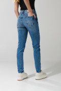 Jean jegging ceñido azul claro con rotos y tiro alto