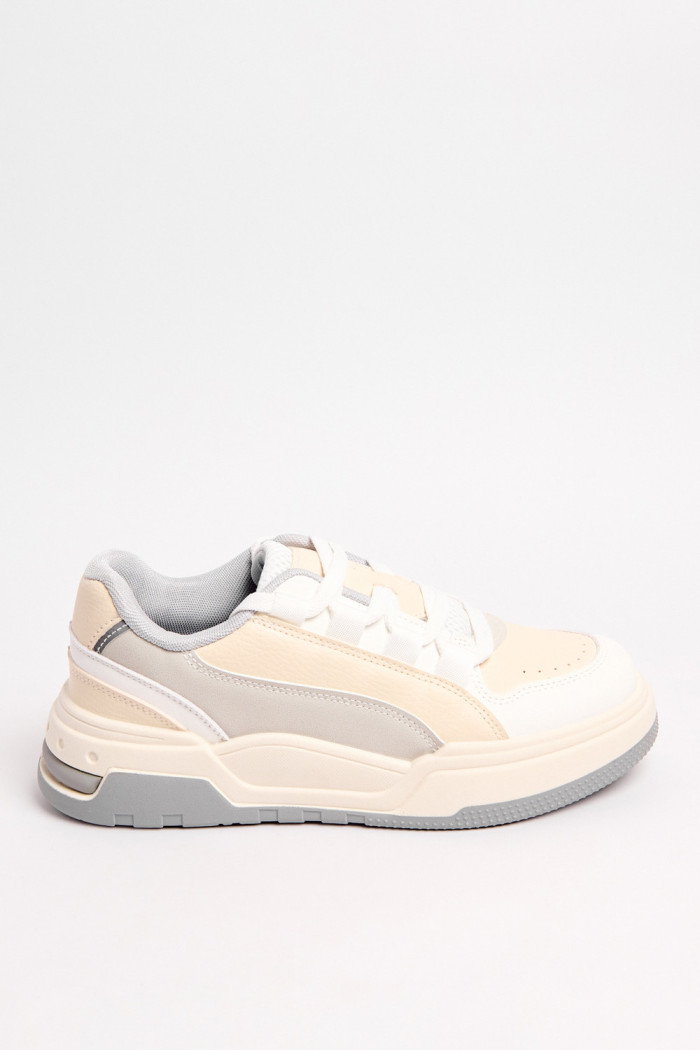 Tenis grises claros casuales con contrastes y suelas planas