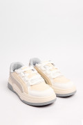 Tenis grises claros casuales con contrastes y suelas planas