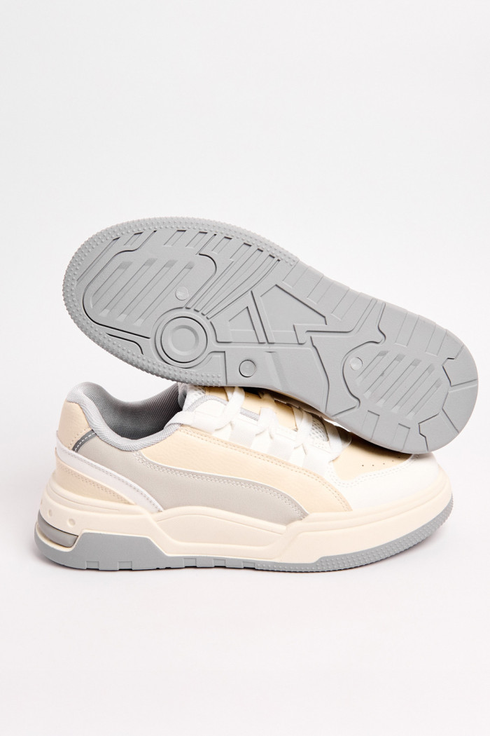 Tenis grises claros casuales con contrastes y suelas planas