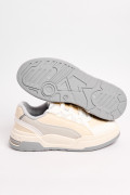 Tenis grises claros casuales con contrastes y suelas planas