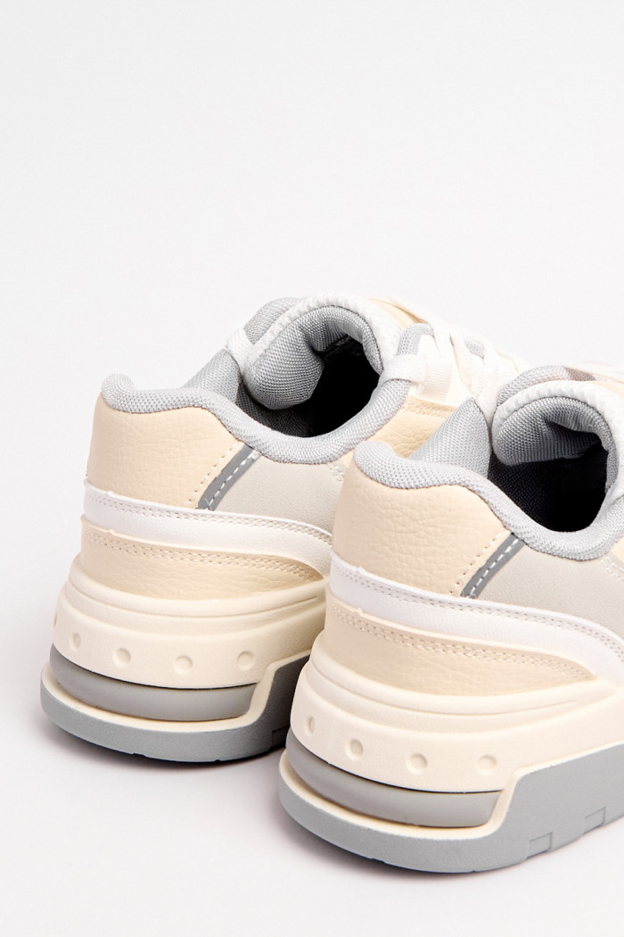 Tenis grises claros casuales con contrastes y suelas planas