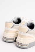 Tenis grises claros casuales con contrastes y suelas planas