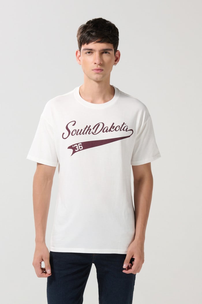 Camiseta cuello redondo crema con arte college rojo