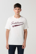 Camiseta cuello redondo crema con arte college rojo