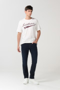 Camiseta cuello redondo crema con arte college rojo