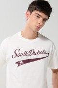 Camiseta cuello redondo crema con arte college rojo
