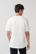 Camiseta cuello redondo crema con arte college rojo