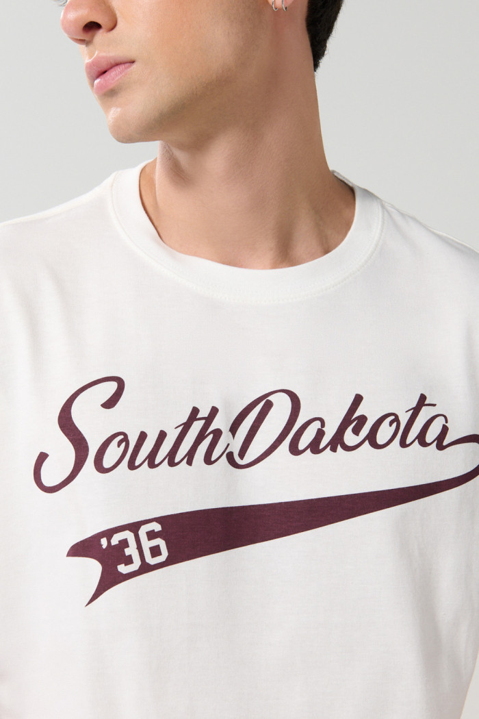 Camiseta cuello redondo crema con arte college rojo