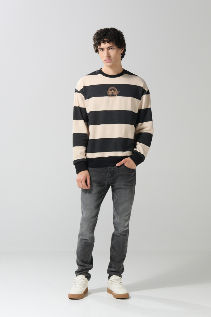 Jean skinny gris oscuro tiro bajo con ligeros desgastes