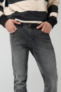 Jean skinny gris oscuro tiro bajo con ligeros desgastes