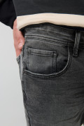 Jean skinny gris oscuro tiro bajo con ligeros desgastes
