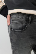 Jean skinny gris oscuro tiro bajo con ligeros desgastes