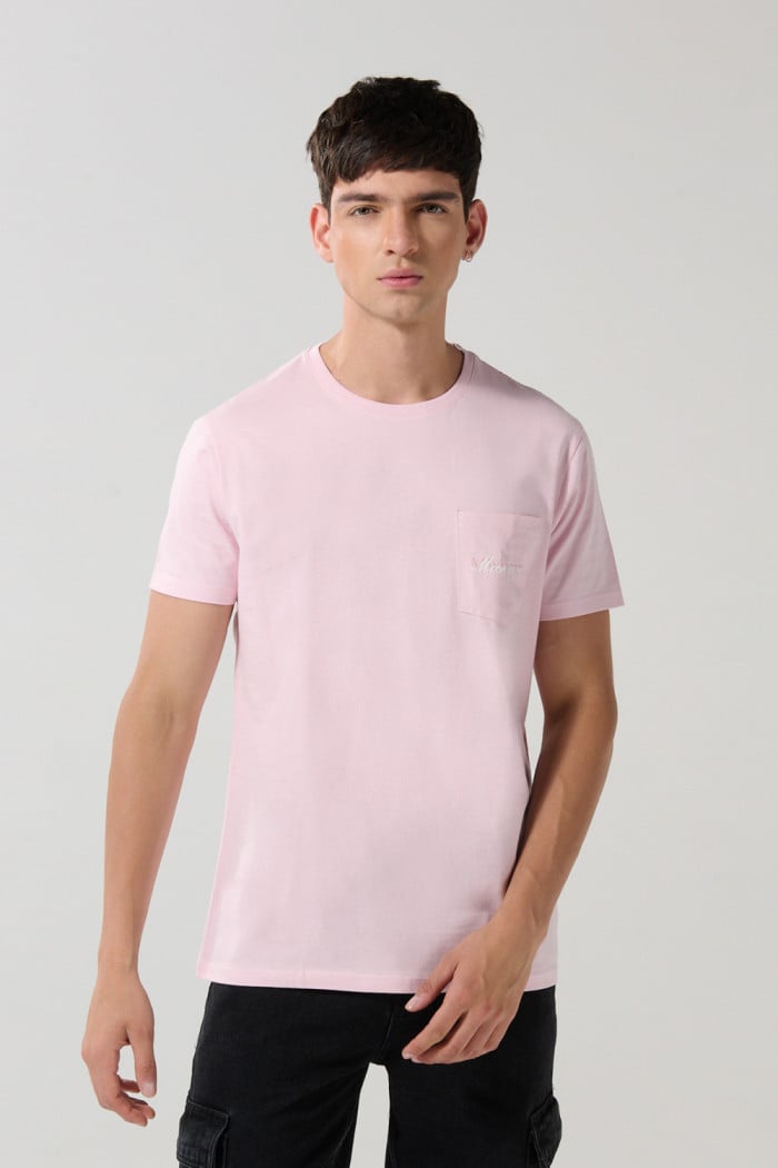 Camiseta rosada clara college manga corta con bolsillo