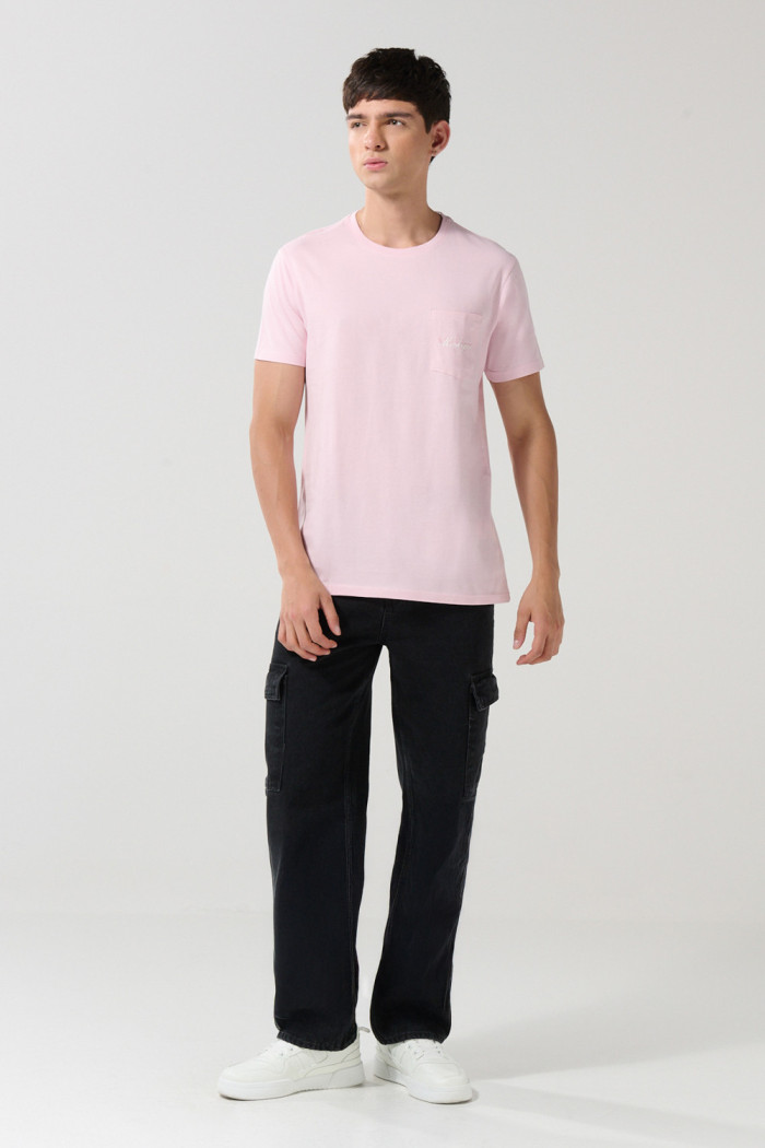 Camiseta rosada clara college manga corta con bolsillo