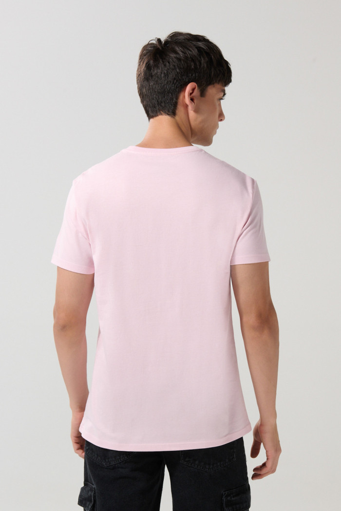 Camiseta rosada clara college manga corta con bolsillo