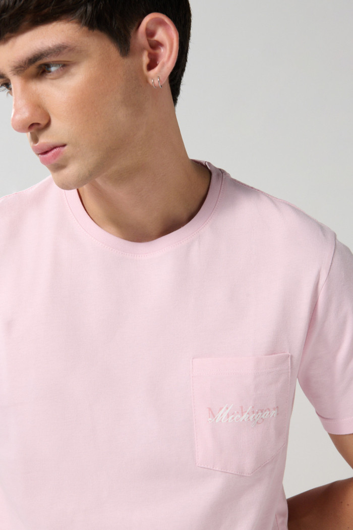 Camiseta rosada clara college manga corta con bolsillo