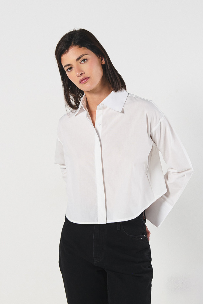 Blusa unicolor manga larga amplia con abertura en espalda