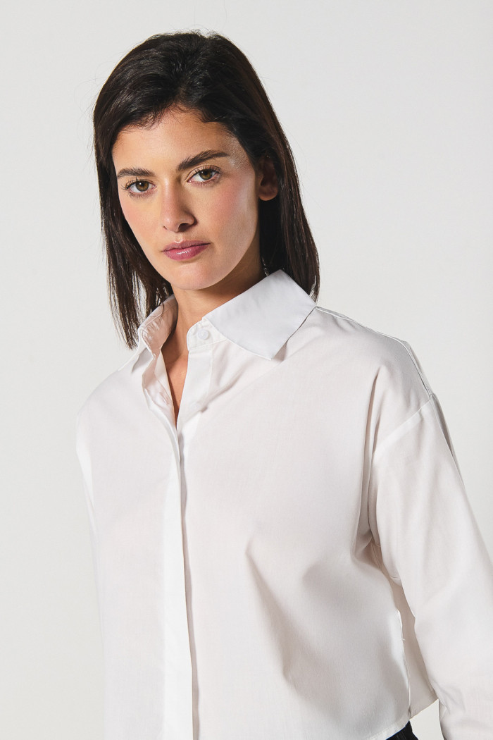 Blusa unicolor manga larga amplia con abertura en espalda