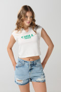 Camiseta estampada crema con cuello redondo y abertura