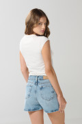 Camiseta estampada crema con cuello redondo y abertura